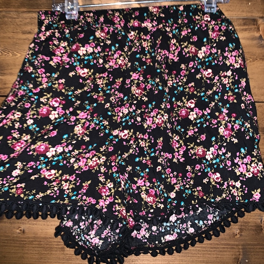 Soft floral shorts, with detailing